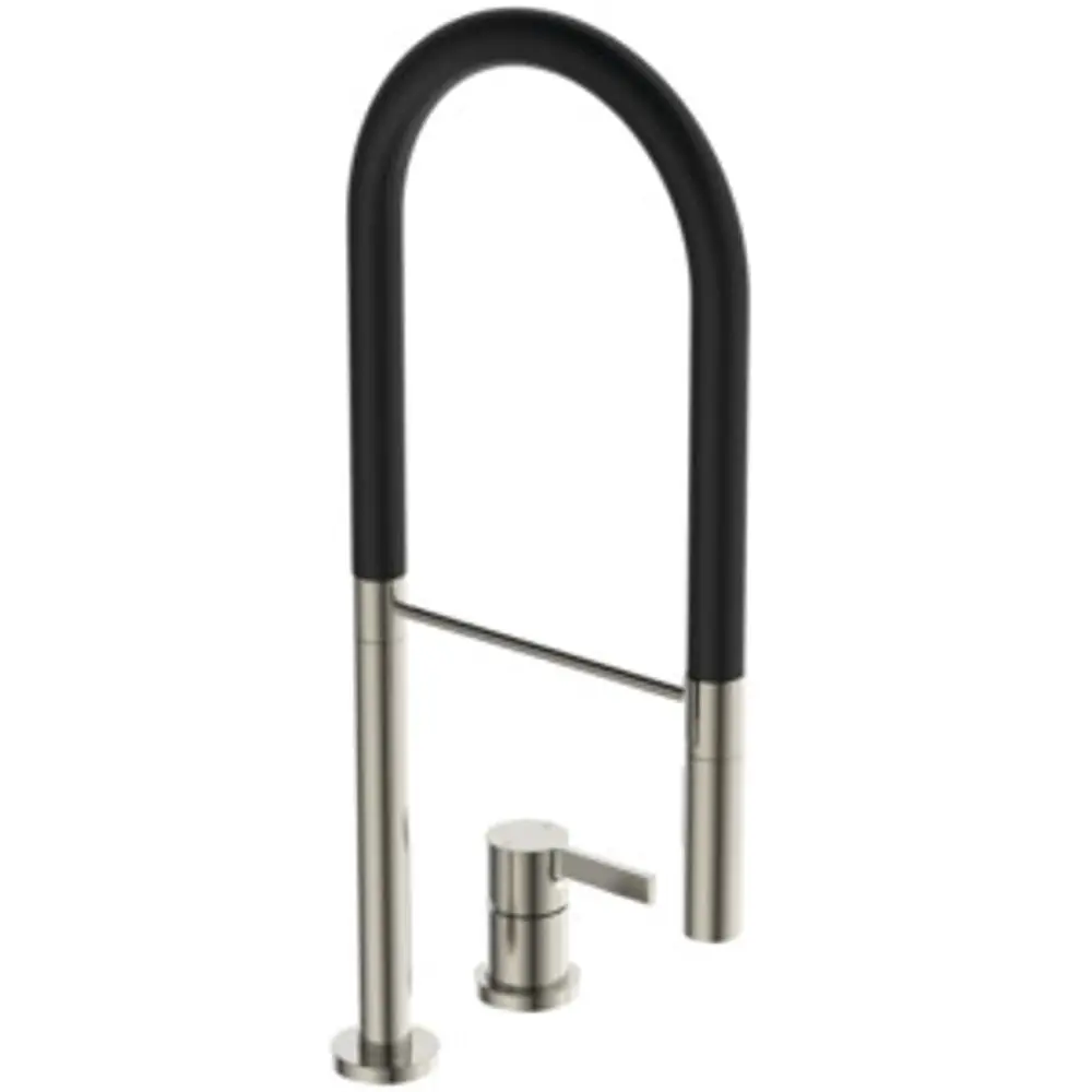 Ein minimalistischer Küchenarmatur mit abgerundetem Auslauf aus Edelstahl und schwarzem Griff. Von Ideal Standard, geeignet für moderne Küchendesigns.